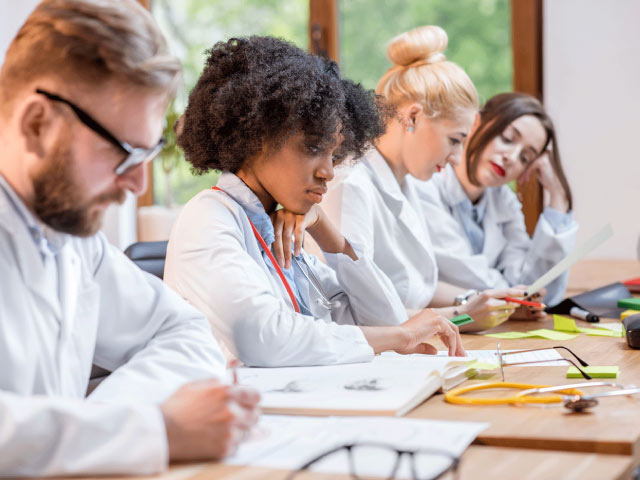 Étudier la médecine après avoir manqué le concours ? C'est encore possible ! 